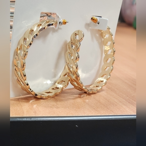 Gold Medium hoop earrings - Picture 1 of 3
